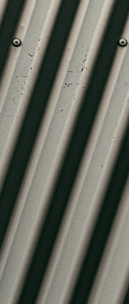 Trabalhador selecionando perfis de alumínio